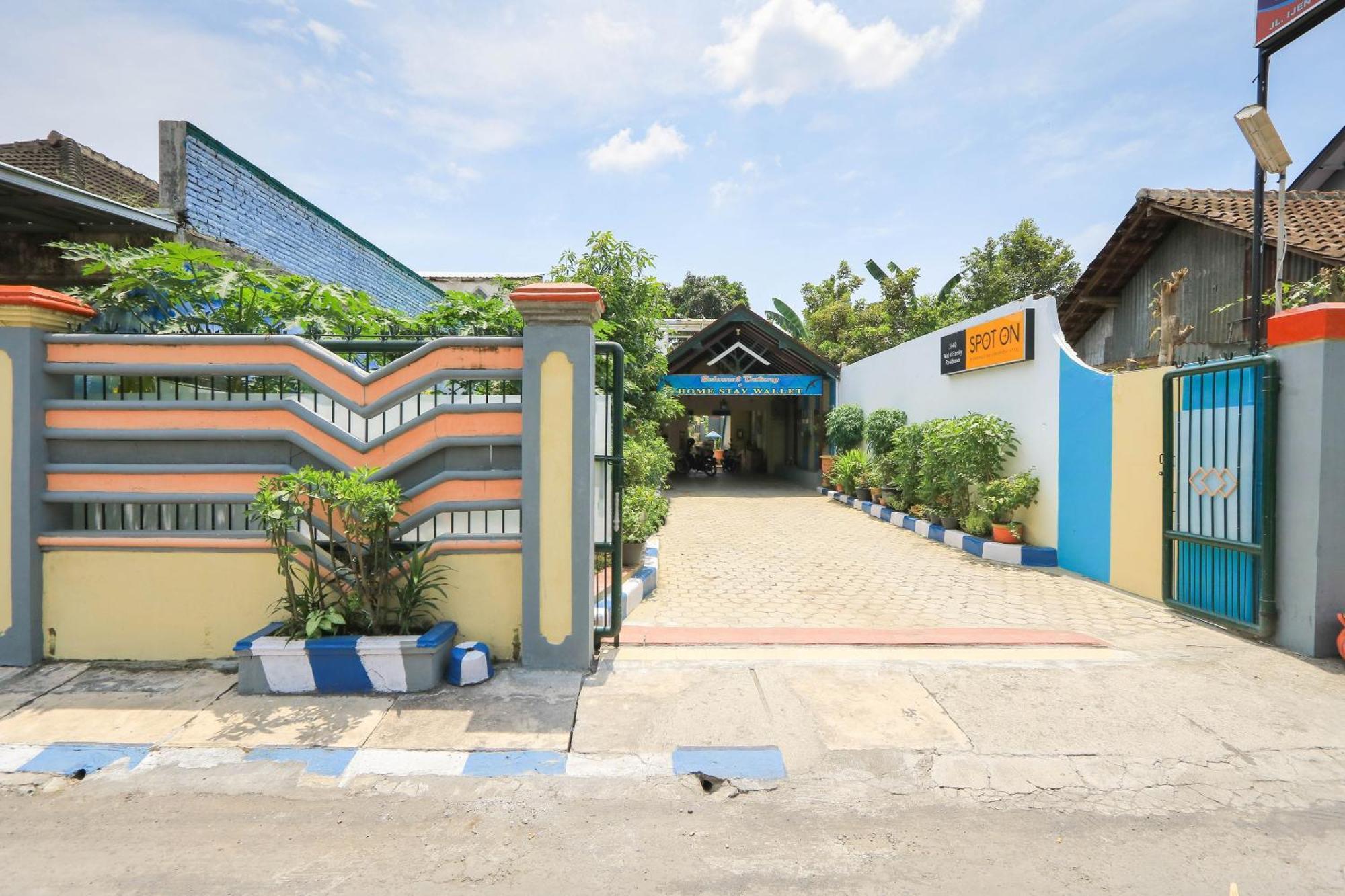 Oyo 2440 Wallet Family Residence Syariah Lumajang 외부 사진